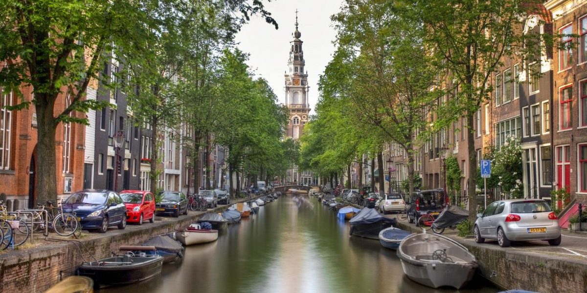 Barquinhos nos canais de Amsterdam, na Holanda