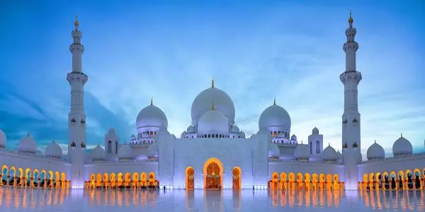 Frente da Mesquita do Sheikh Zayed, em Abu Dabi, Dubai