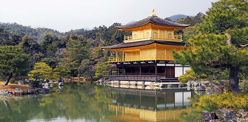 Lago e o Templo do Pavilhão Dourado, em Kyoto, no Japão